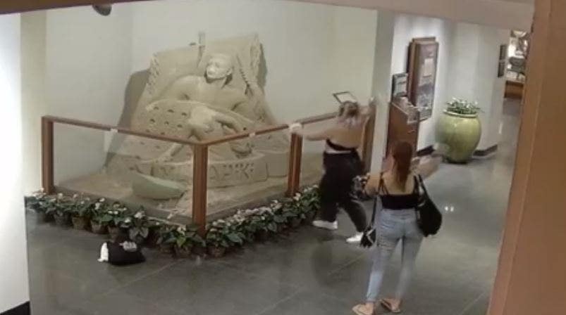 Honolulu police searching for suspect who vandalized hotel sand sculpture