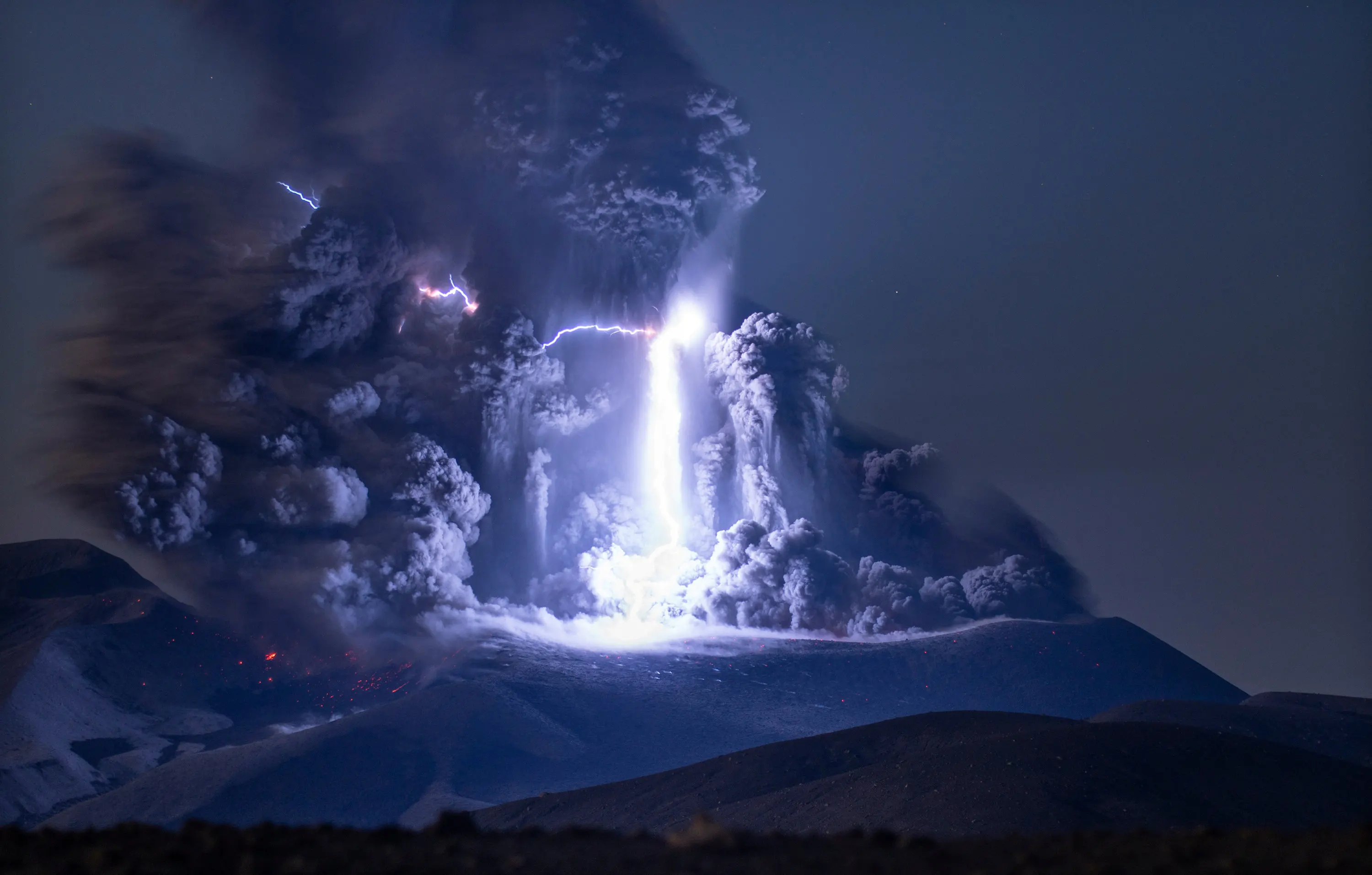 stunning-image-of-rare-volcanic-lightning-captured-by-german