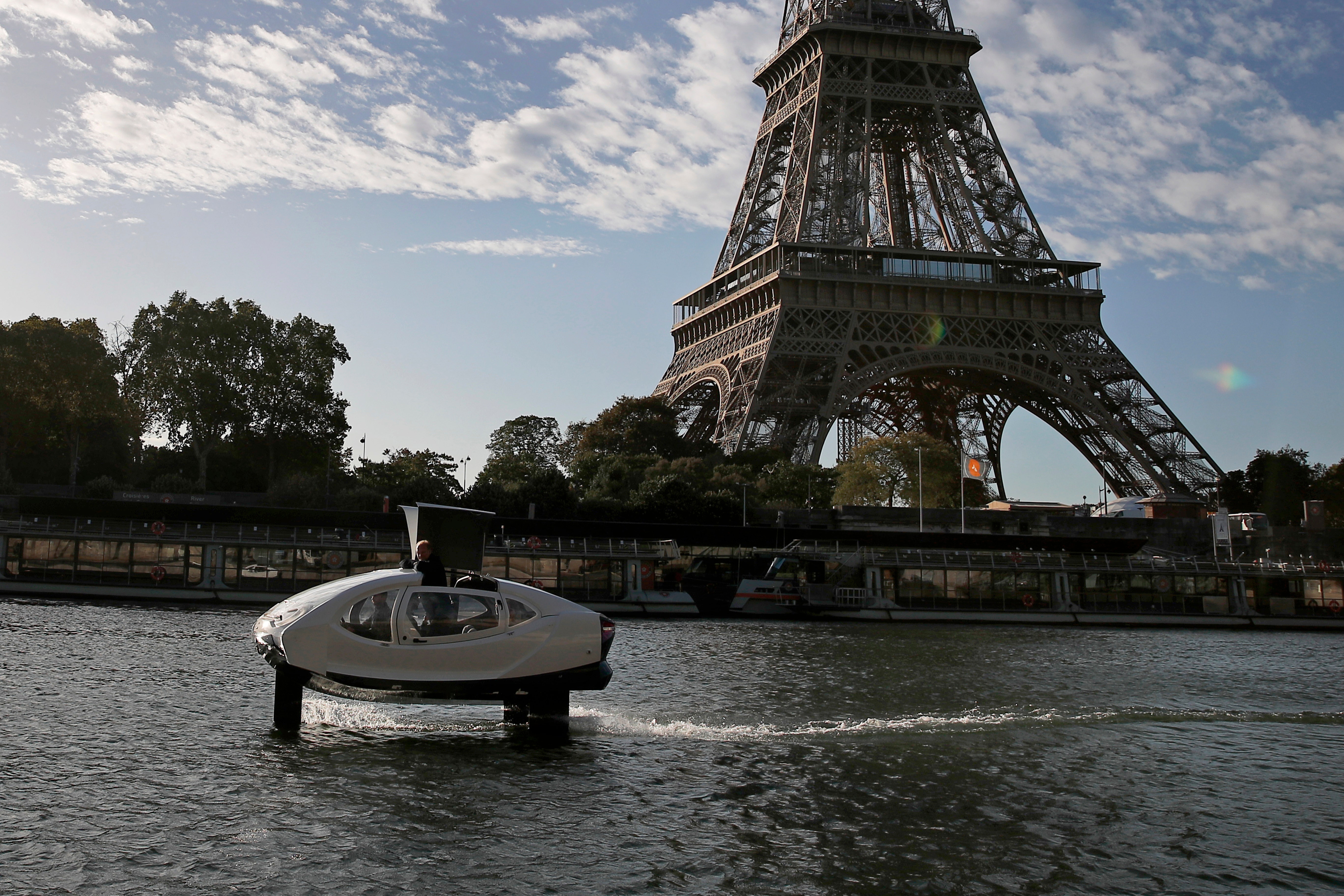 Paris waters. Речной транспорт Парижа. Водный транспорт Франции. Речной трамвай в Париже. Французское водное такси.