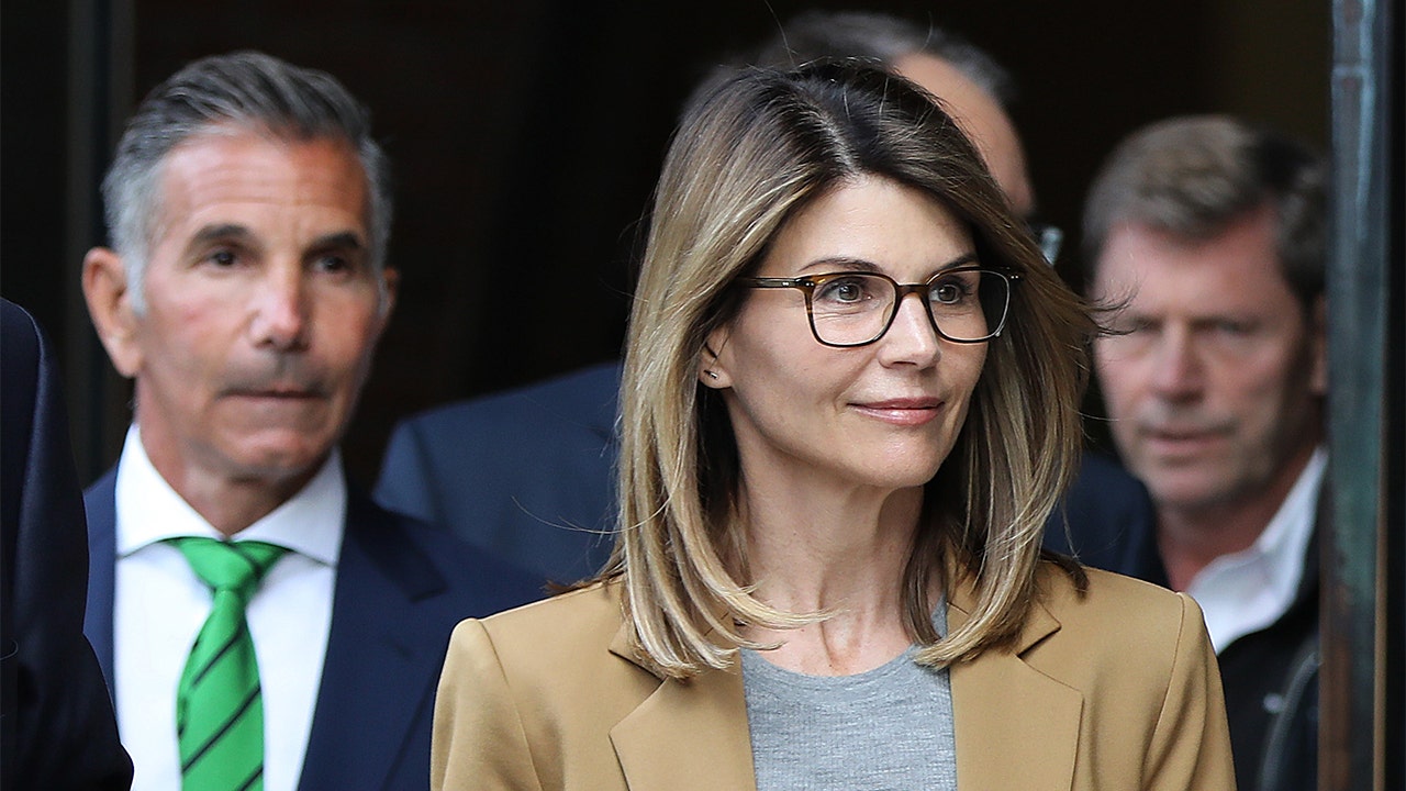 Lori Loughlin, Mossimo Giannulli request permission from judge to attend wedding in Mexico