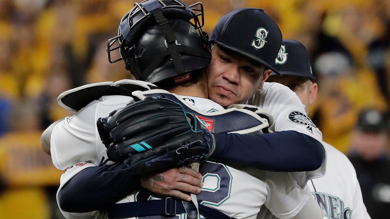 Felix Hernandez walks off mound for possibly final time with
