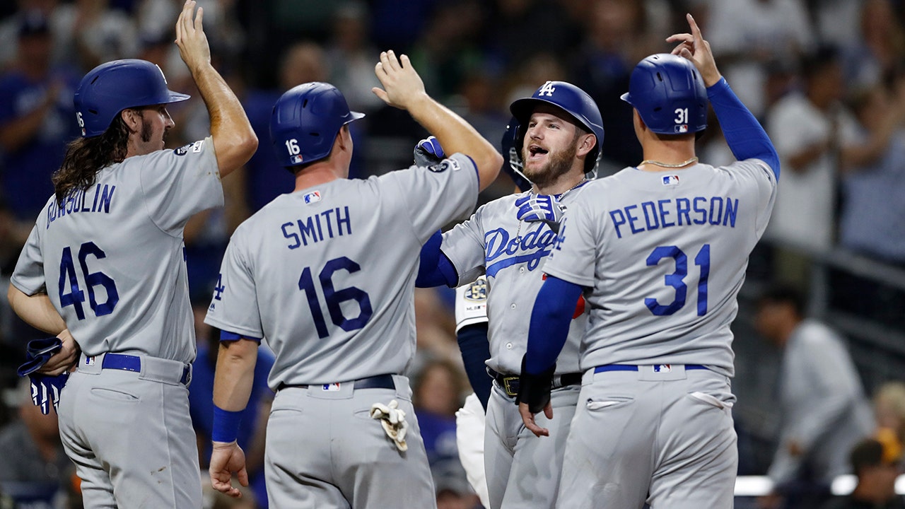 Max Muncy homers, Dave Roberts gets 700th win as manager in