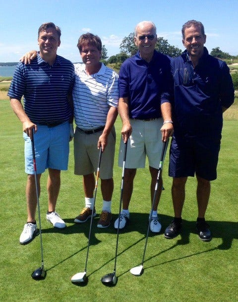 Joe y Hunter Biden fueron vistos jugando golf con un ejecutivo de la compañía de gas de Ucrania en 2014, muestra la foto.