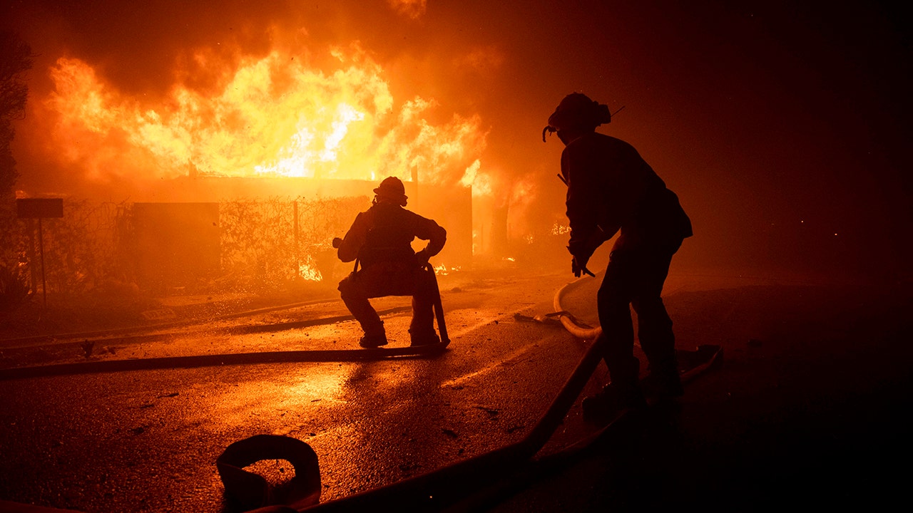 Getty Fire evacuees describe red and orange sky, Schwarzenegger says dont screw around with blaze Fox News photo pic