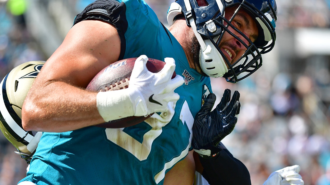 Jacksonville Jaguars' Geoff Swaim receives brutal hit from New