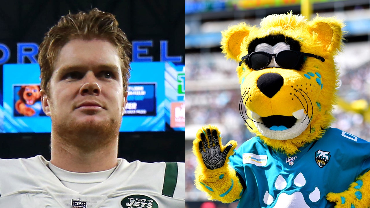 Jaguars troll Jets quarterback Sam Darnold with mascot's ghost
