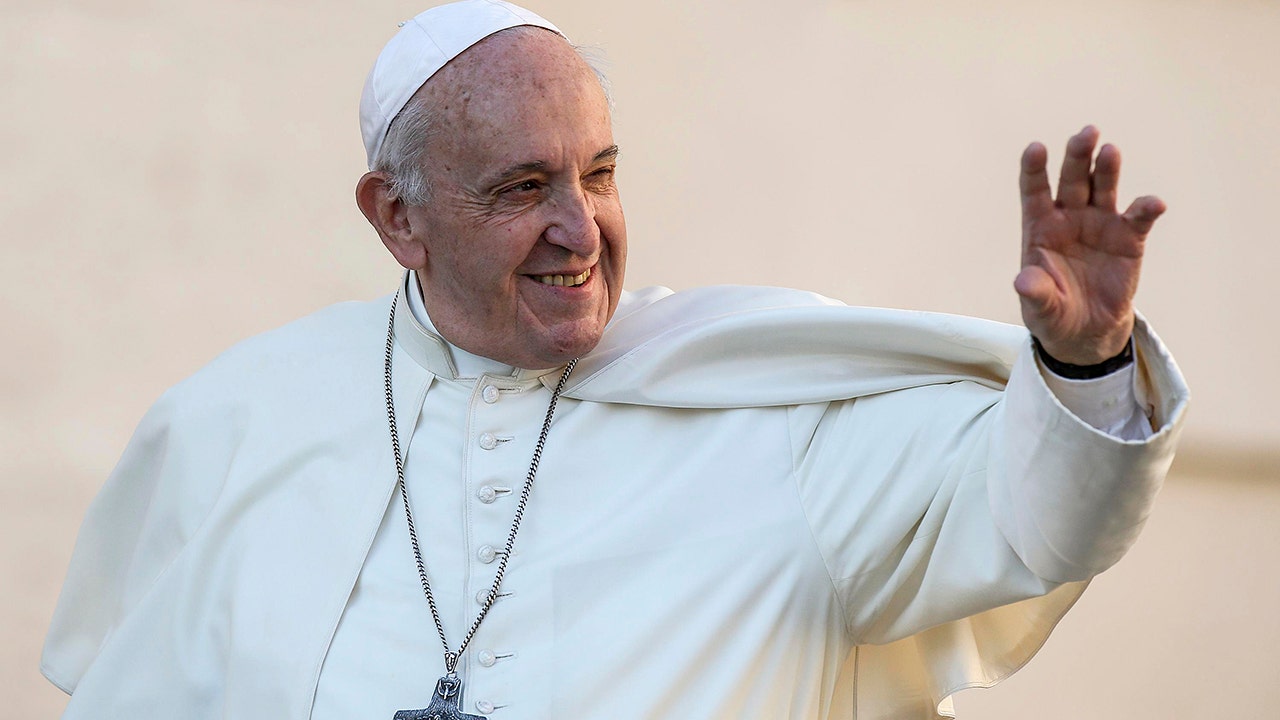 Pope gets signed Lamar Jackson jersey