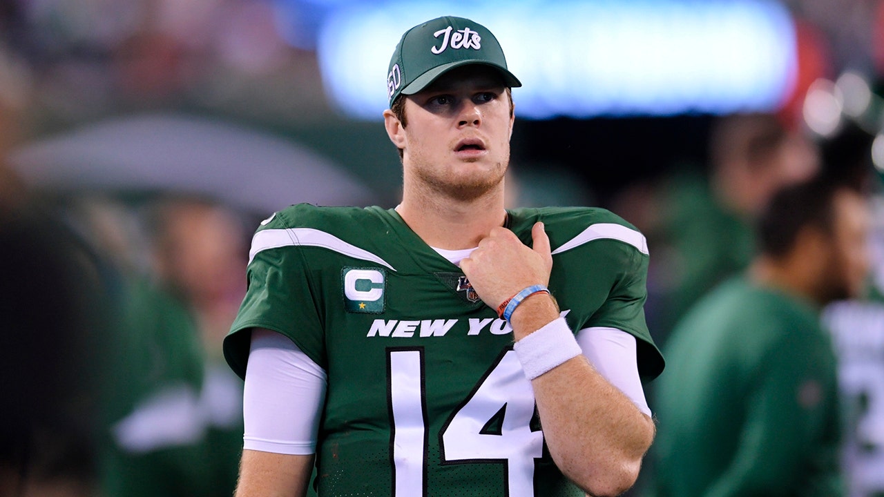 Sam Darnold's performance vs. Patriots gets spooky in Jets blowout loss: 'I'm seeing ghosts'