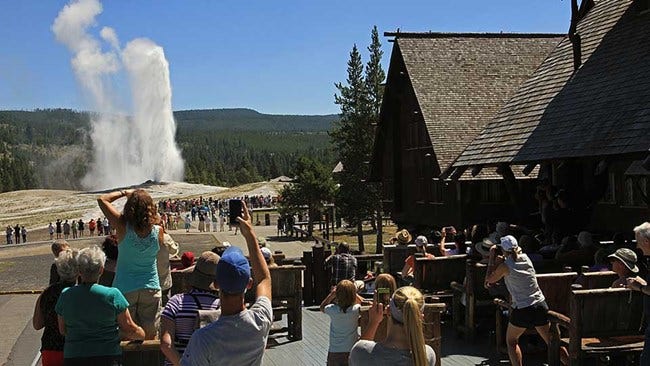 Turista cae cerca del géiser Old Faithful y sufre graves quemaduras térmicas