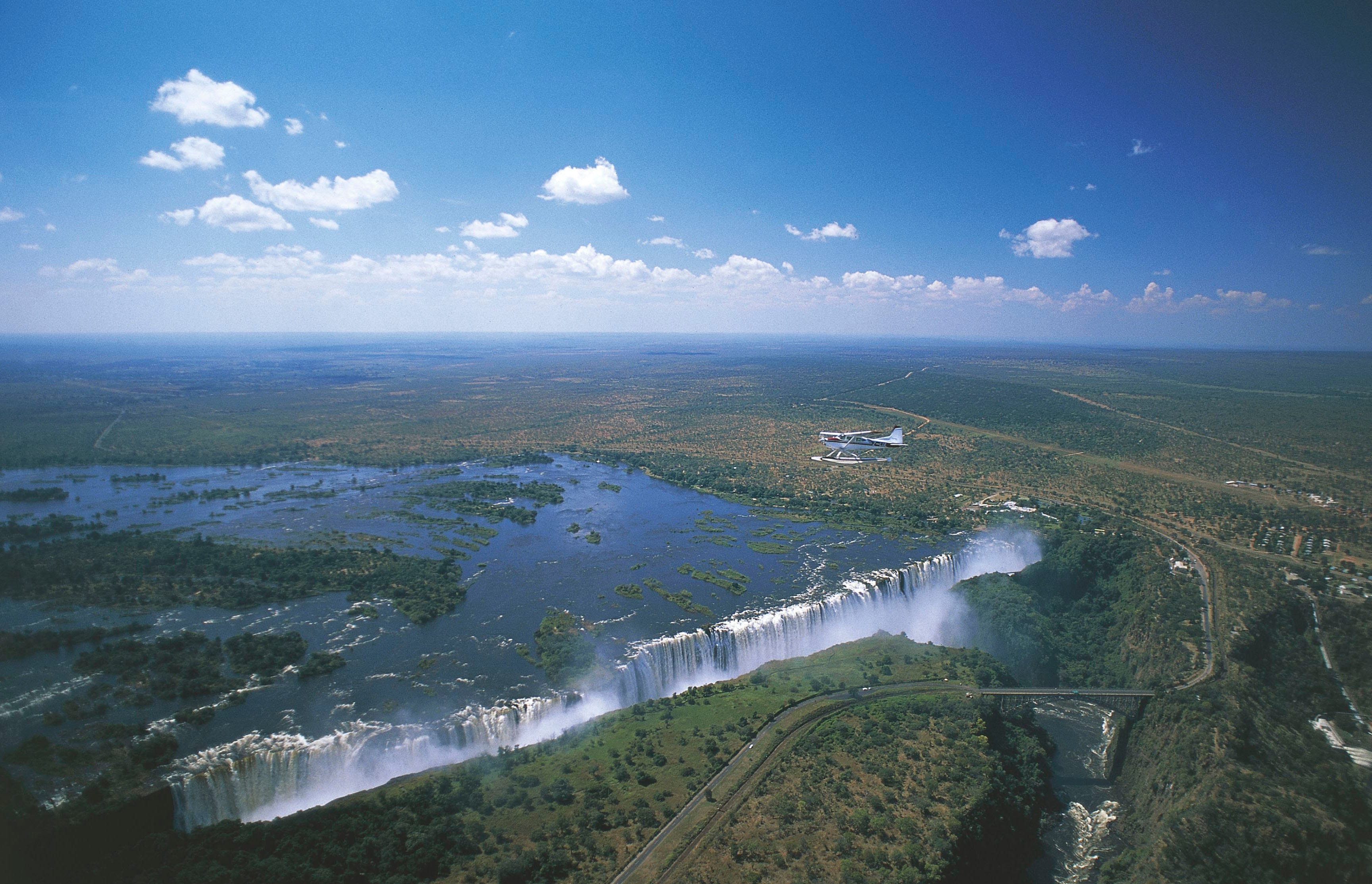 Scary photo shows a man moments before diving 100 meters to death in Zimbabwe