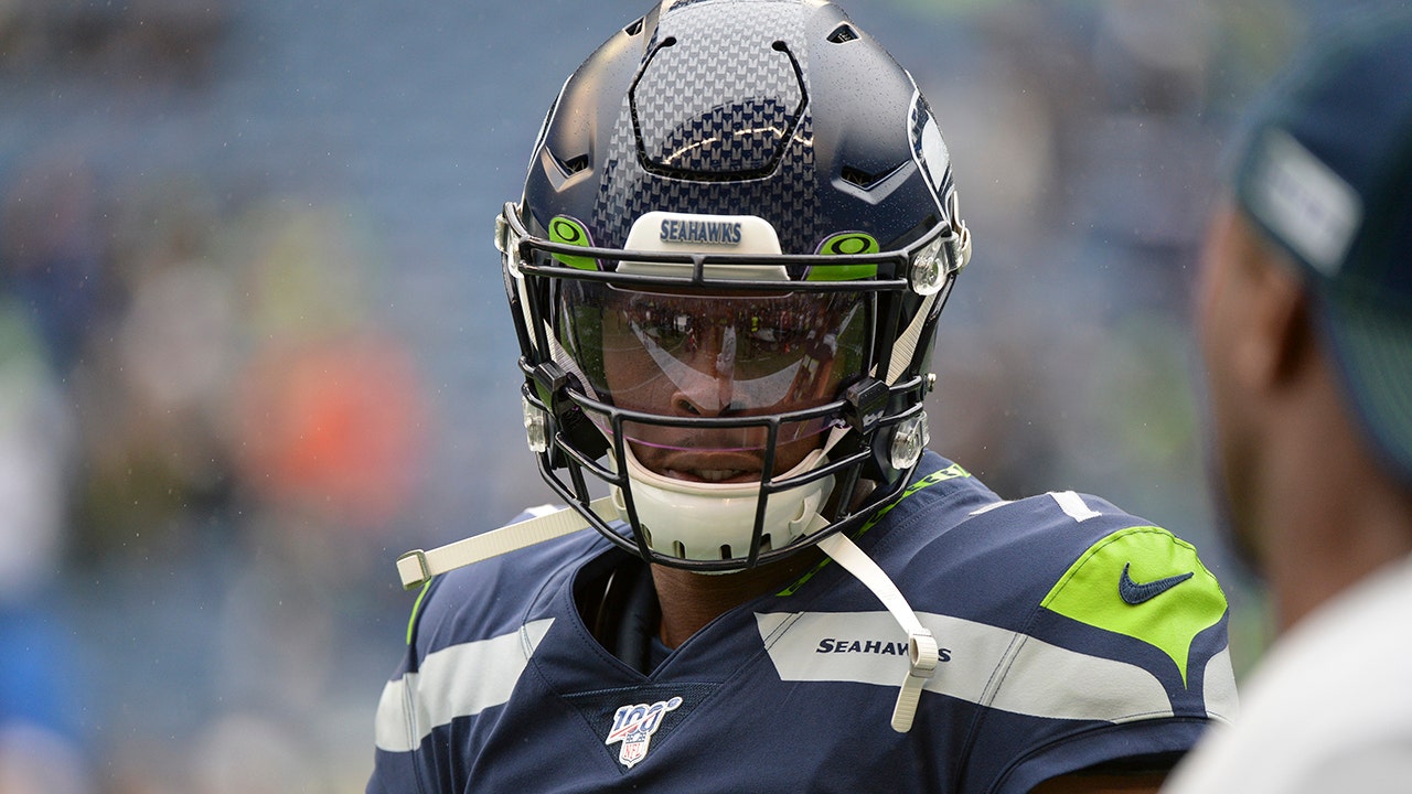 Seattle Seahawks' Geno Smith in middle of social media's coin-flip flap