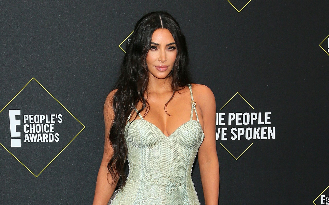 Kim Kardashian Shows Crazy Cleavage on Rolling Stone Cover (PHOTO)
