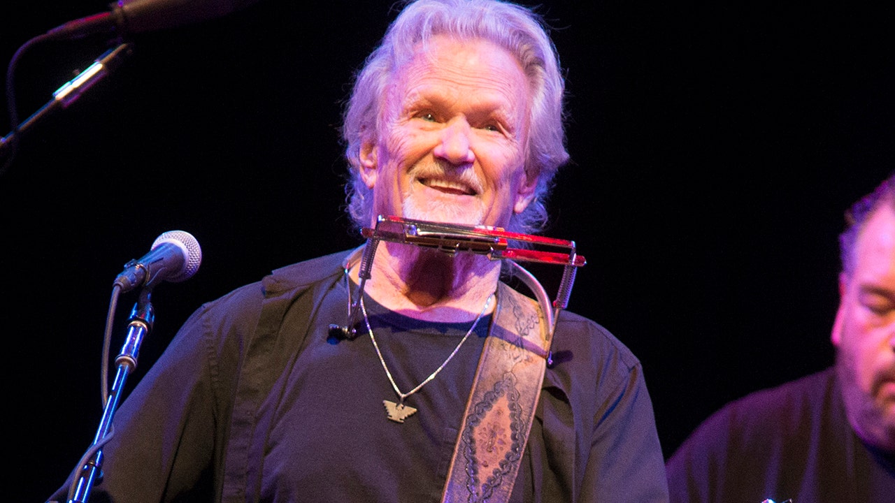 Country music star Kris Kristofferson retires