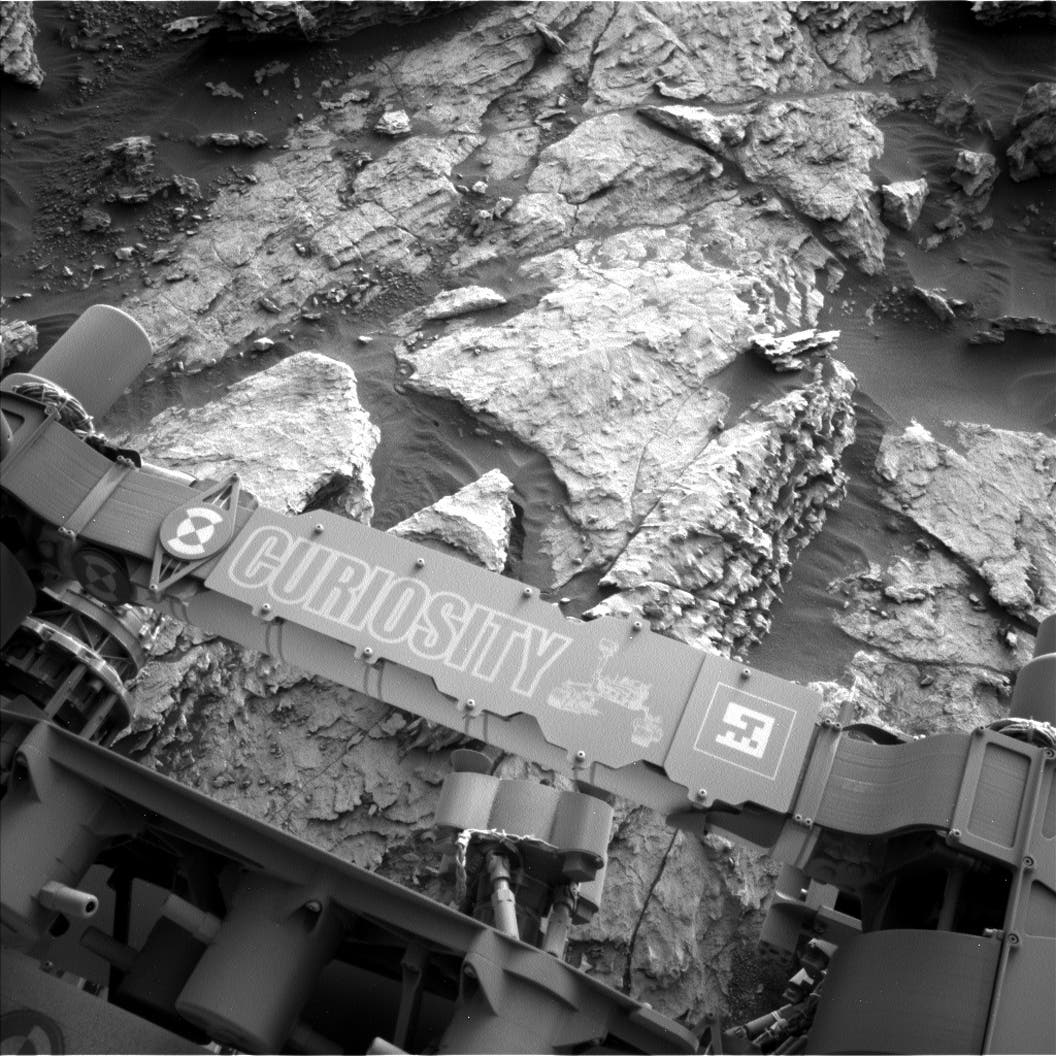 Mars Curiosity rover posts stunning black and white desolate image