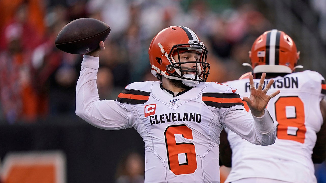 Cincinnati, OH, USA. 25th Nov, 2018. Cleveland Browns quarterback Baker  Mayfield (6) takes a snap in a game between the Cleveland Browns and the  Cincinnati Bengals on November 25, 2018 at Paul