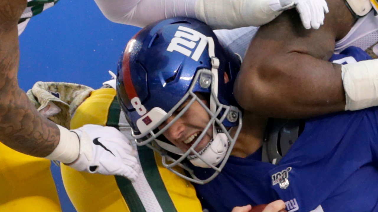 New York Giants' Daniel Jones receives hard hit, part of helmet