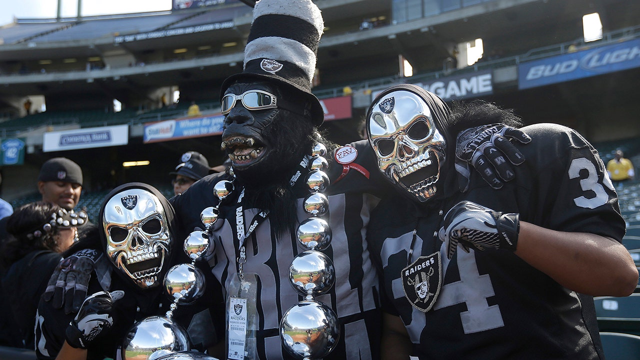 Las Vegas Raiders fans: Get vaccinated or stay home