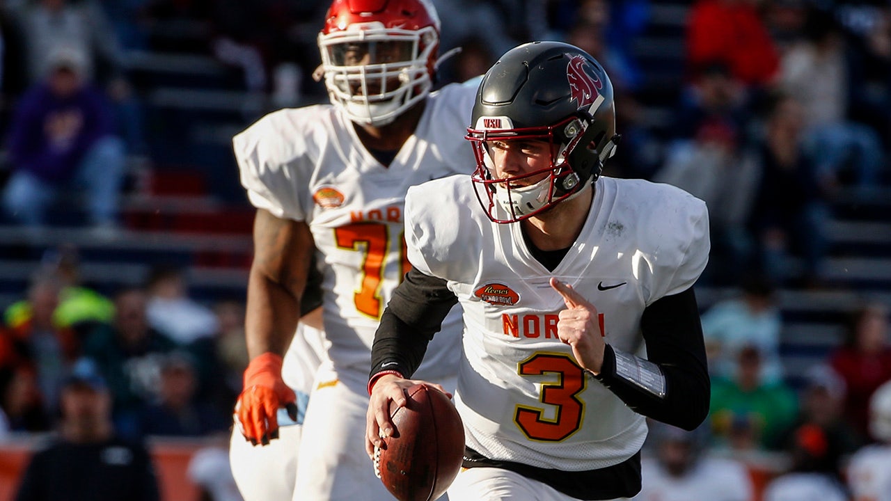 Anthony Gordon of the Washington State Cougars looks to throw the  Washington  state football, College football uniforms, Washington state cougars