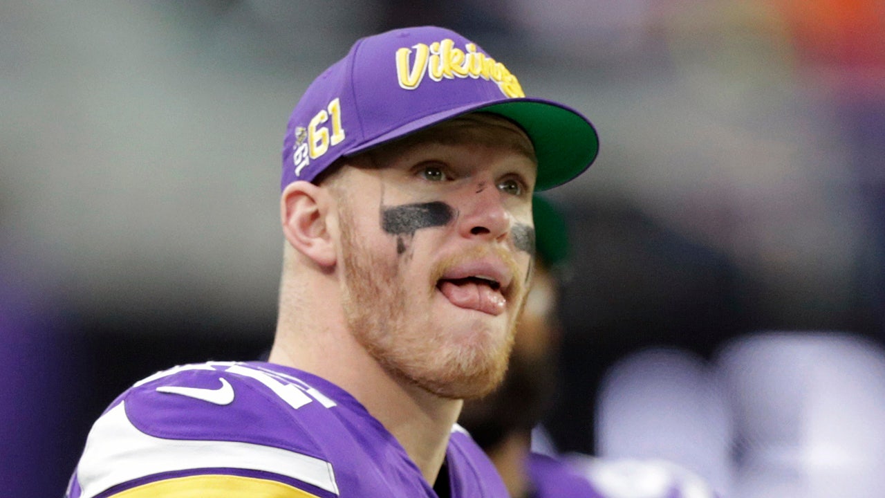 Kyle Rudolph Says Gloves Meant for Charity Were Sold on