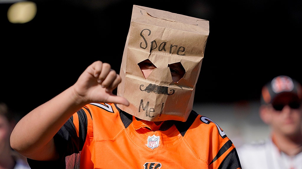 Fans Hilariously Mistake Browns Player's Sideline Snack For Bag Of Weed