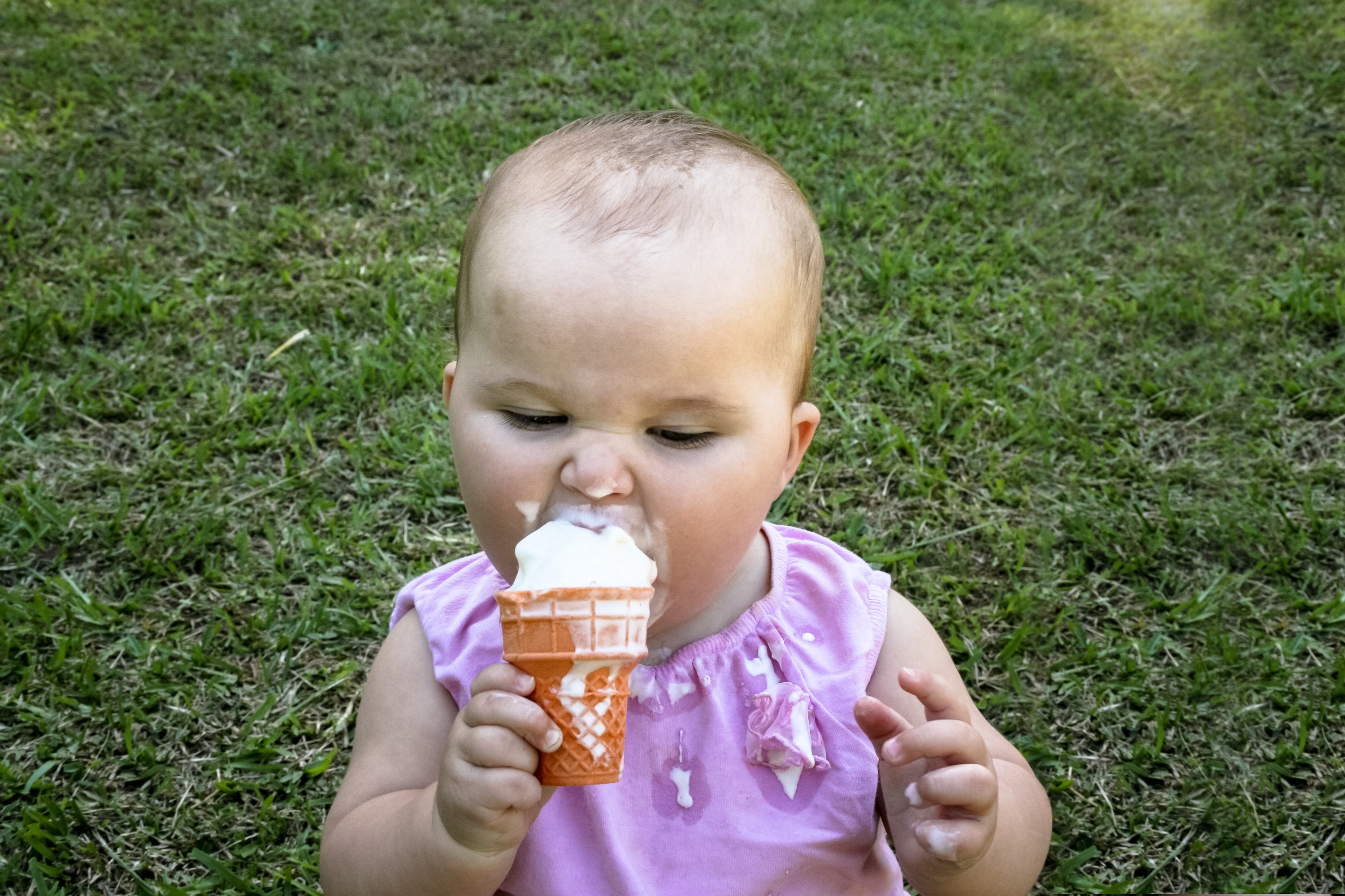 Дети едят мороженое