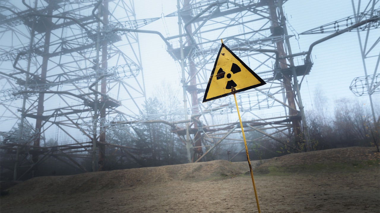 Russische troepen graven loopgraven in het zeer radioactieve ‘rode woud’ van Tsjernobyl