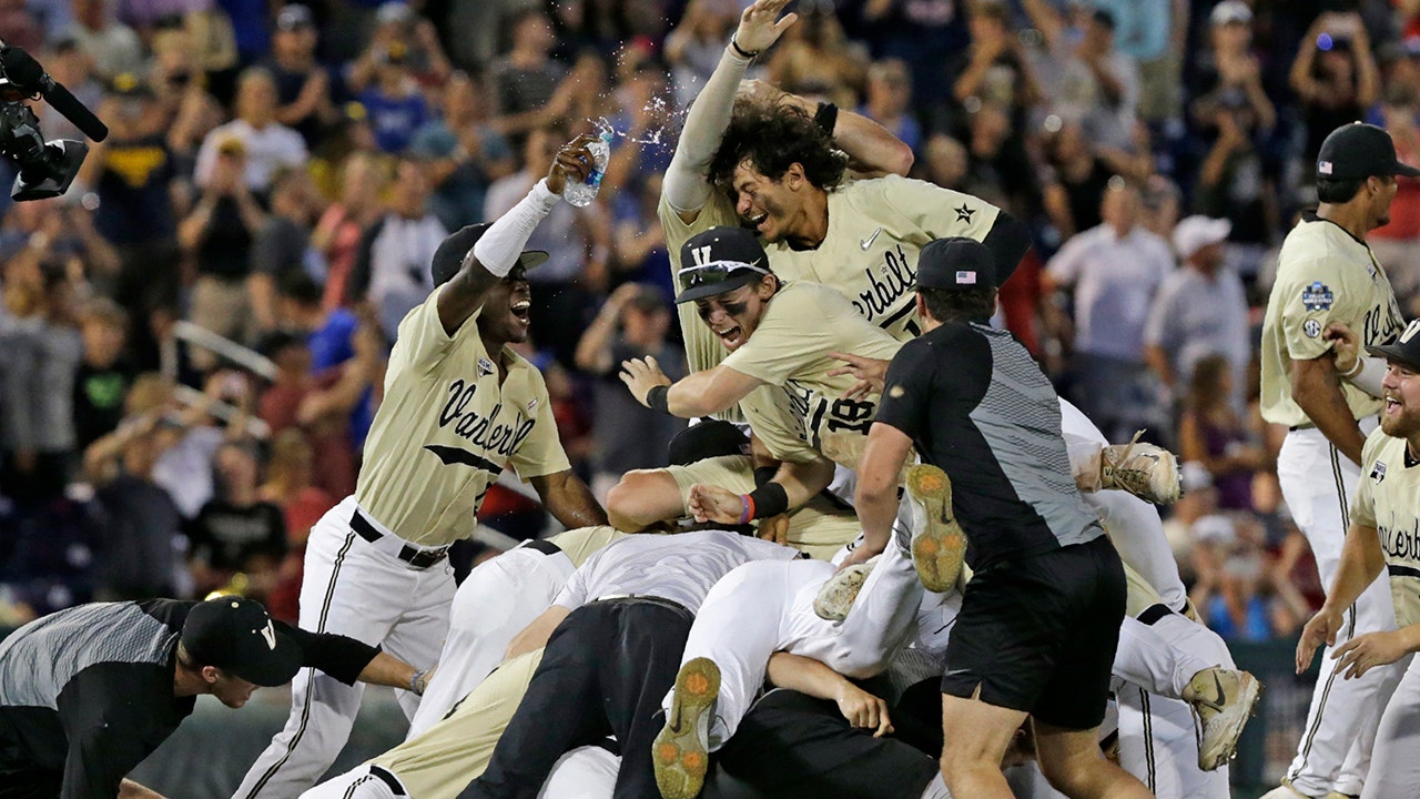 Louisville, defending champ Vandy college baseball favorites