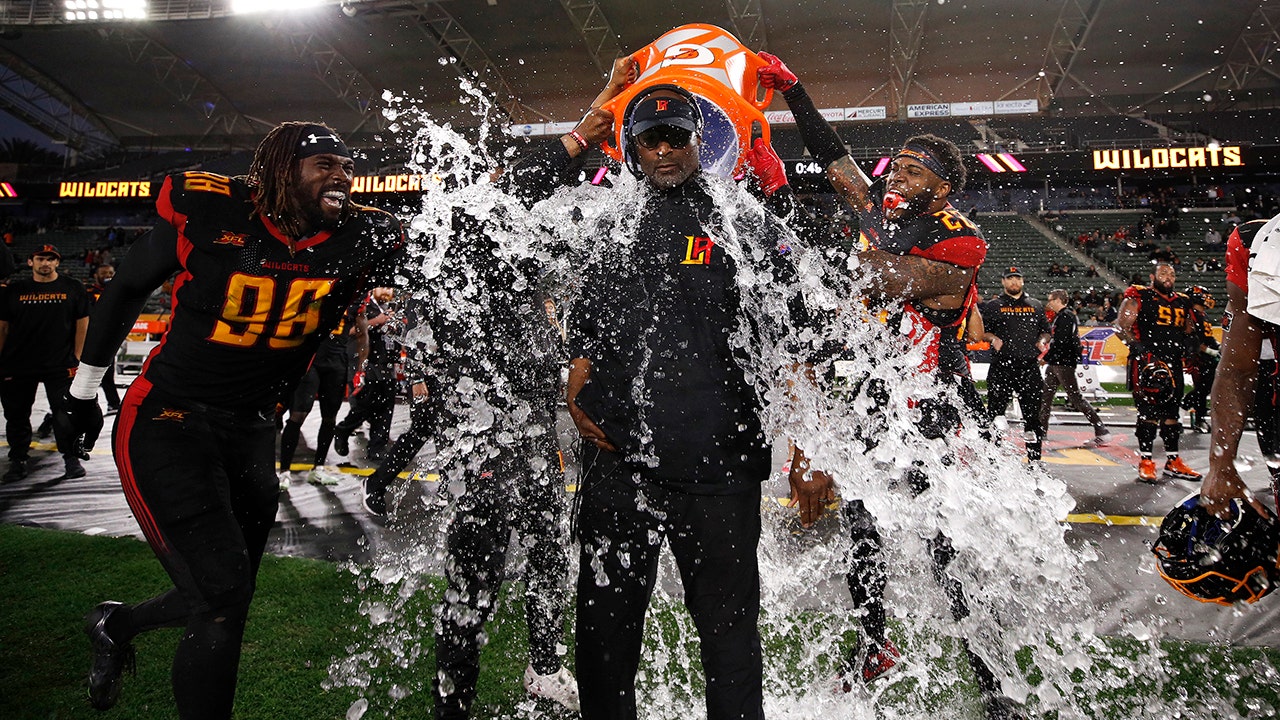 1,777 Gatorade Shower Photos & High Res Pictures - Getty Images