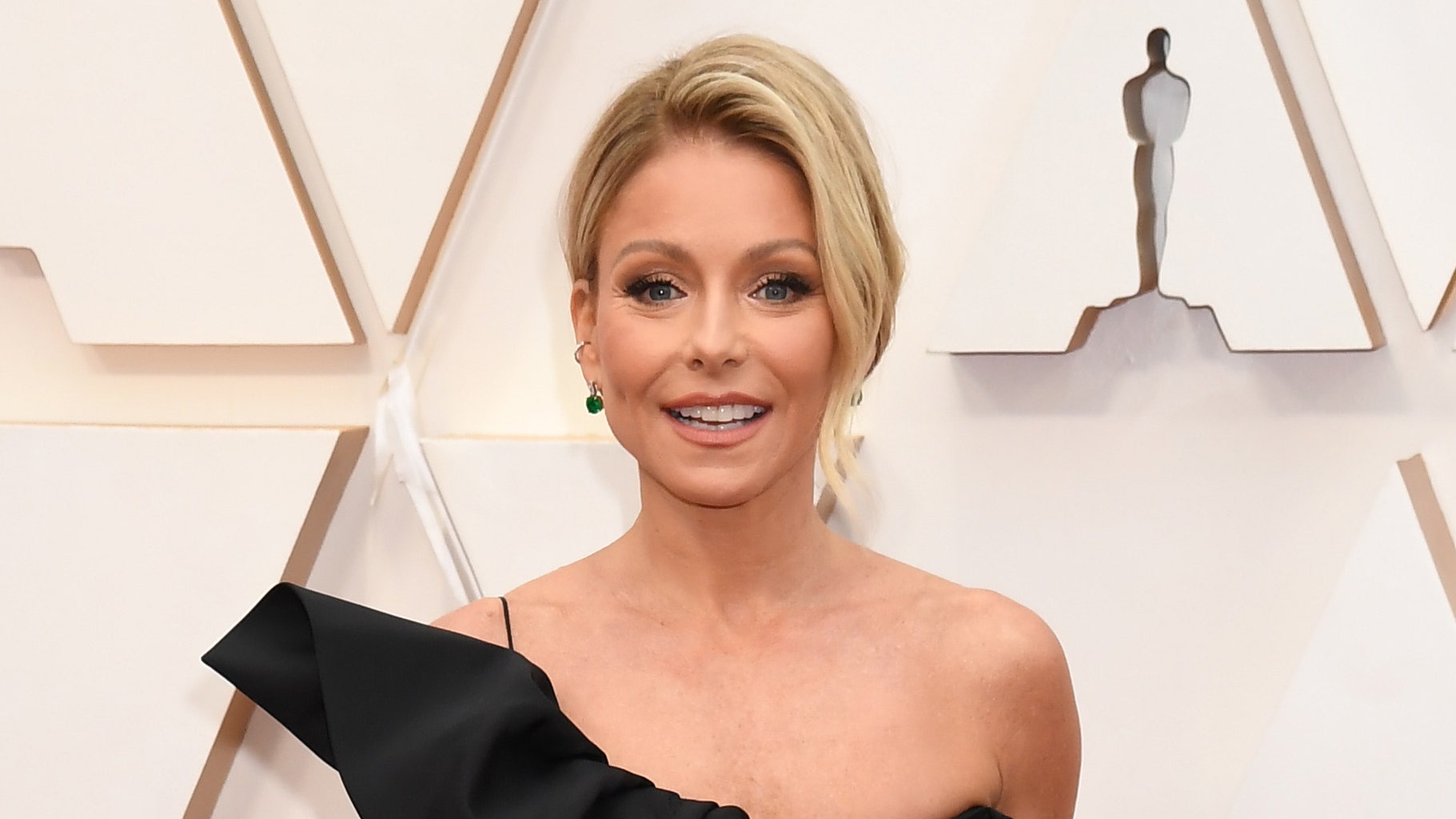 Kelly Ripa Stuns At Oscars In Black Gown Pokes Fun At Past Red Carpet
