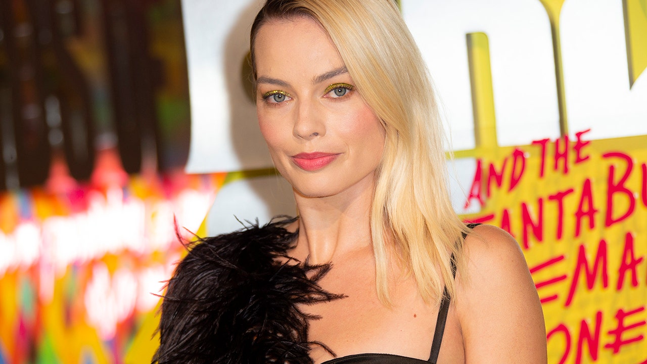 Margot Robbie And Cast At Times Square Birds of Prey Fan Experience -  Talking With Tami