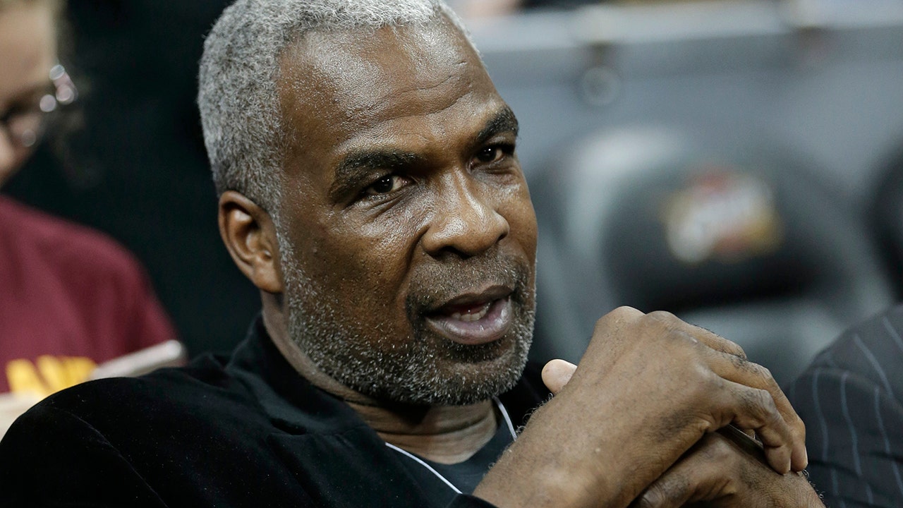 Ex-Knicks great Charles Oakley doesn't want his jersey retired unless owner  James Dolan does this | Fox News