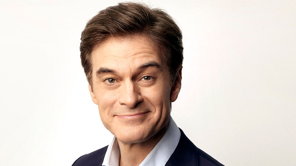 Dr. Mehmet Oz saves a person’s life at the airport, performs CPR