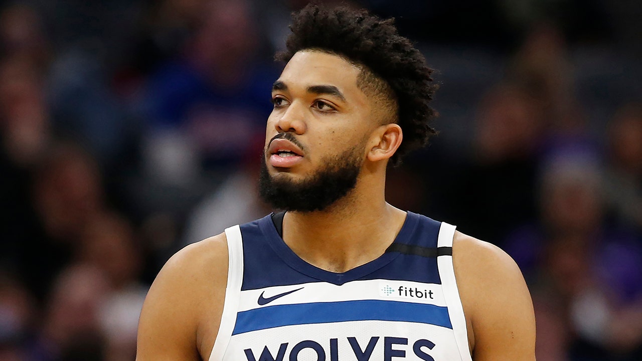 Karl-Anthony Towns de los Timberwolves se perderá al menos 4 semanas por distensión en la pantorrilla: informe