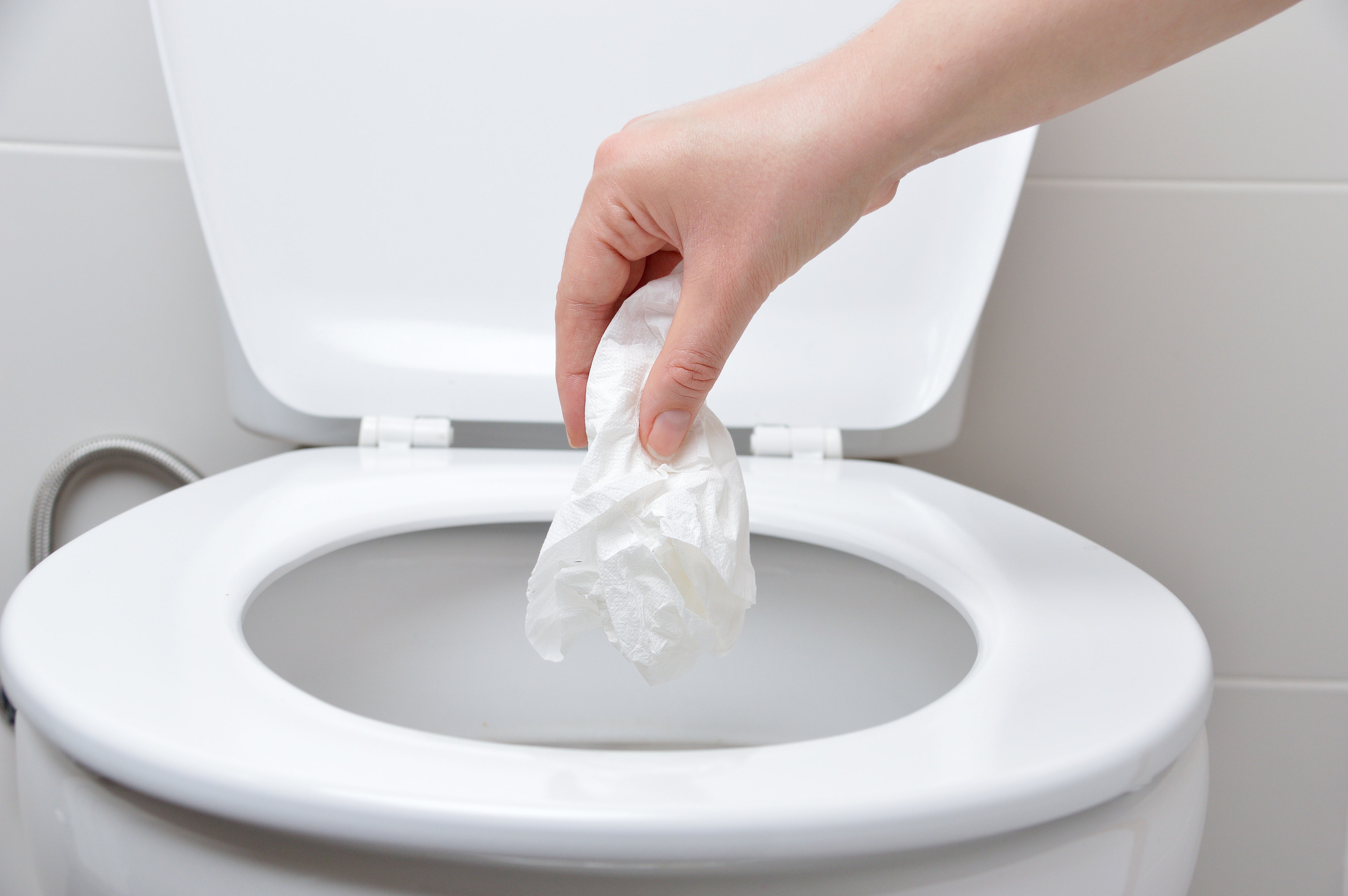 Туалетная бумага в унитаз можно ли бросать. Туалетную бумагу в унитаз. Смываемая туалетная бумага. Туалетную бумагу смывать в унитаз.