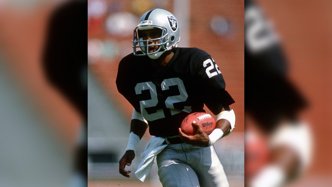 677 Marcus Allen Raiders Photos & High Res Pictures - Getty Images