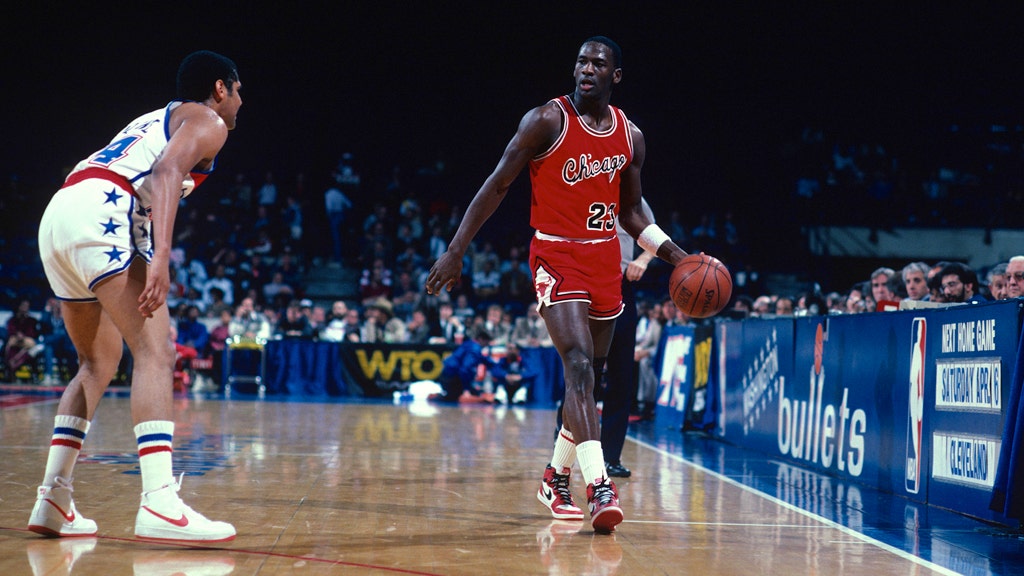 hærge slå op Men Michael Jordan was unhappy about obstacles in returning from broken foot in  1985-86 season | Fox News