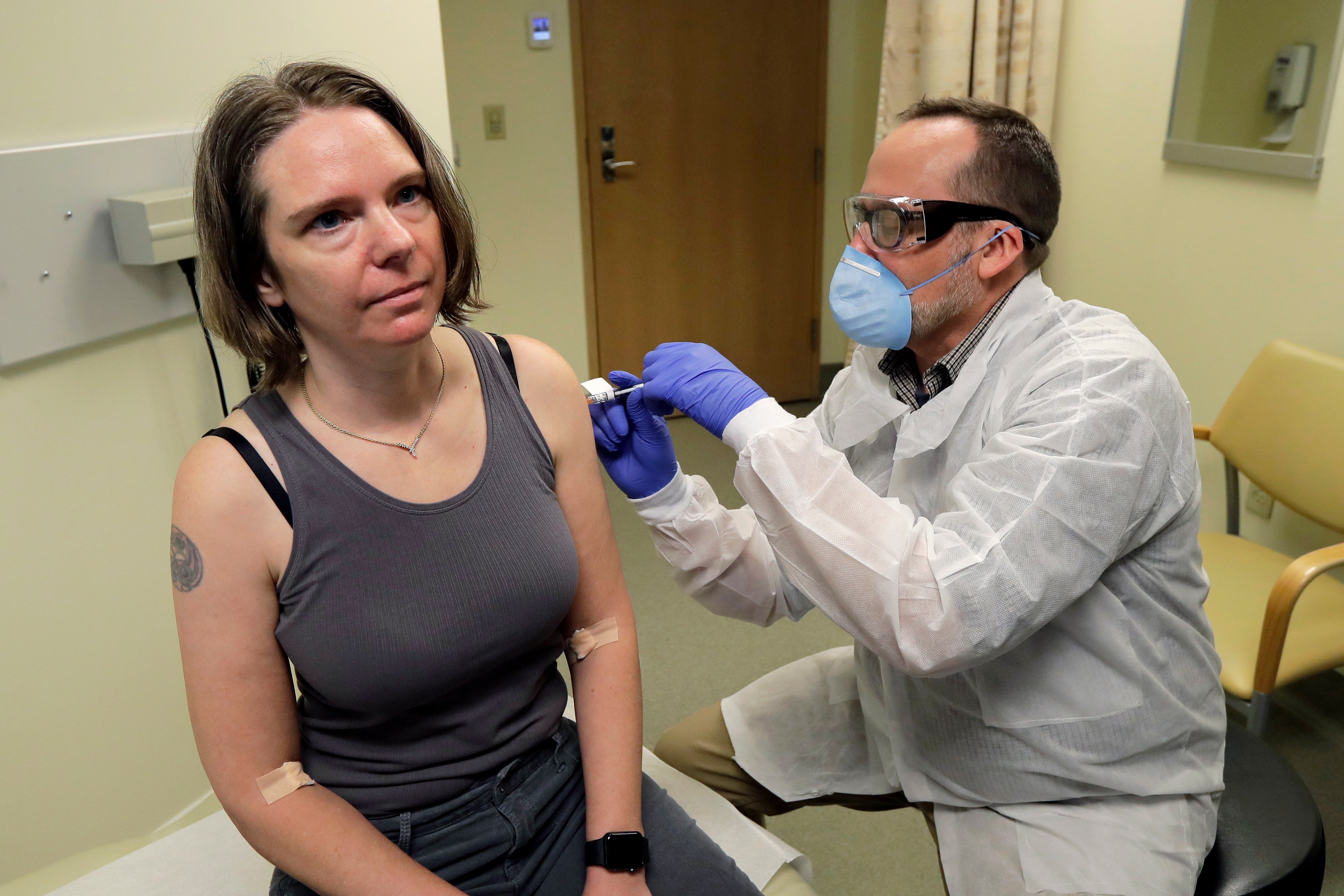 Experts zeggen dat vrouwen onder de 40 meer kans hebben op bijwerkingen van het COVID-vaccin