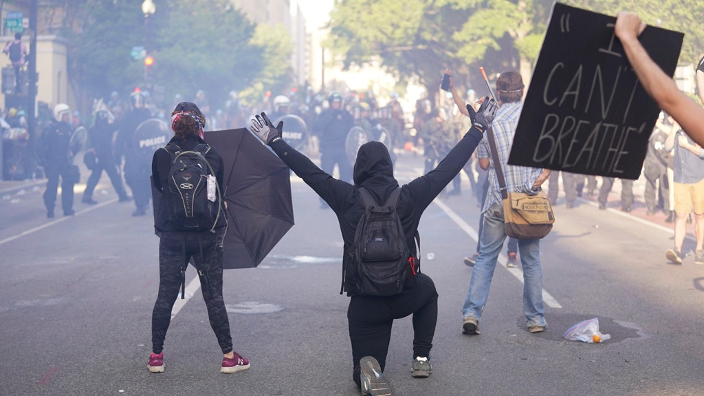 Washington D C Residents Shelter Protesters Inside Homes As Police   Dc Protest 1 AP 