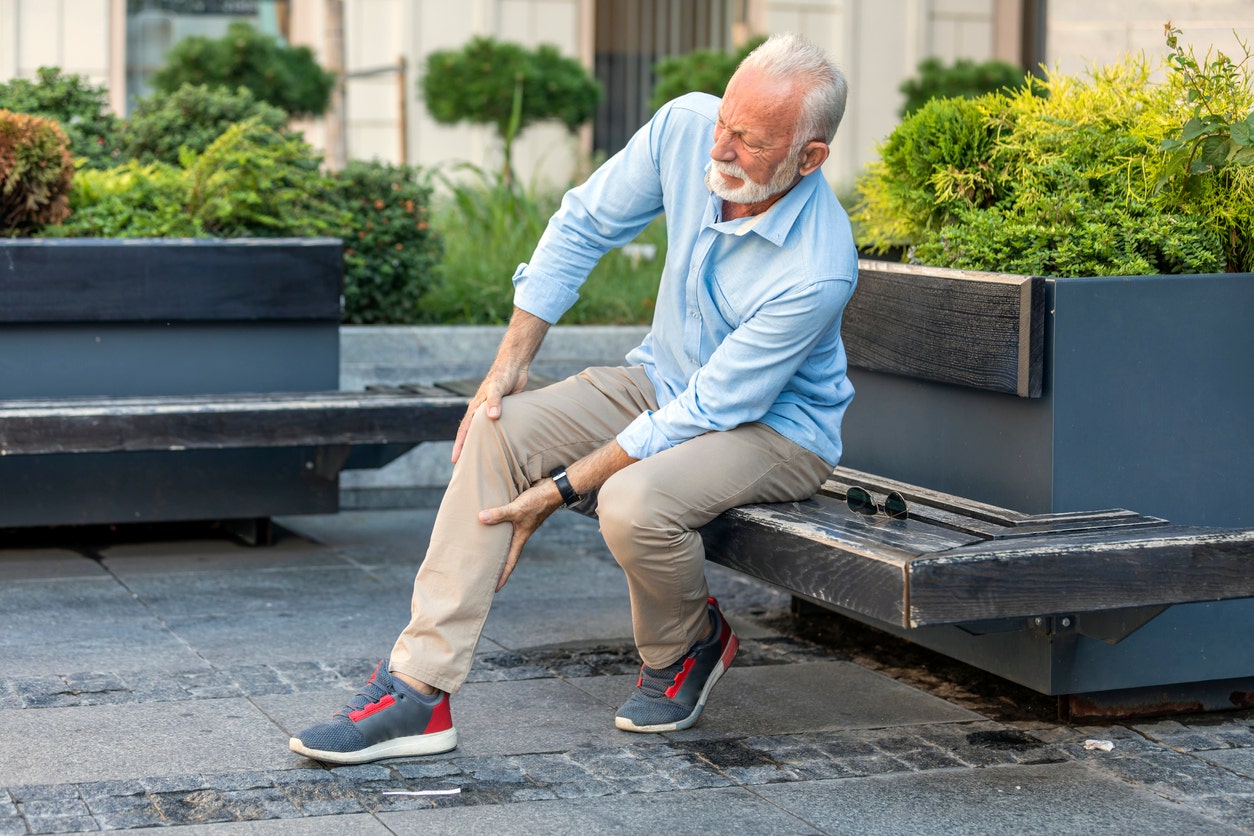 Knee pain from arthritis may be prevented by walking, study says