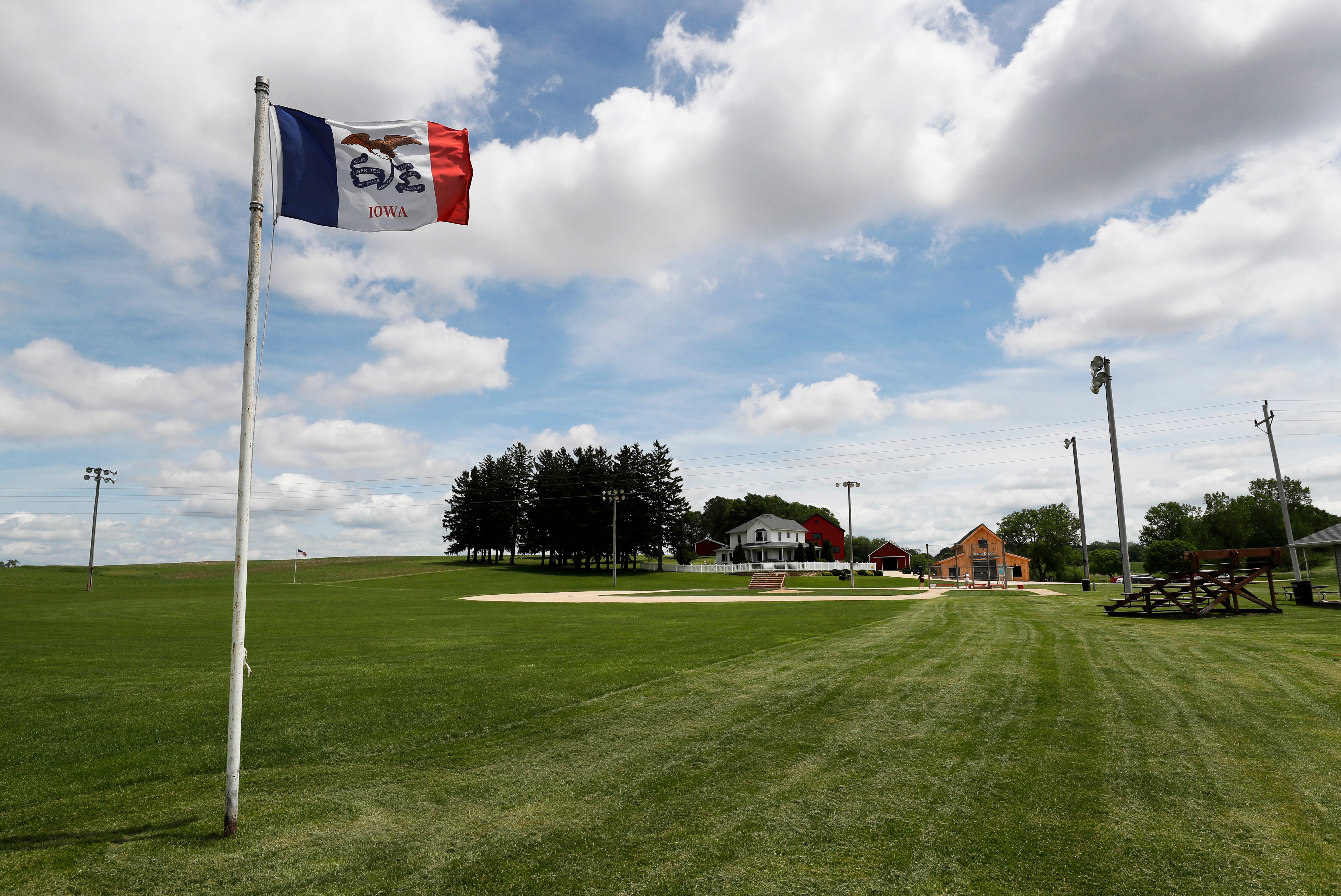 Field of Dreams game still on, with White Sox facing Cards