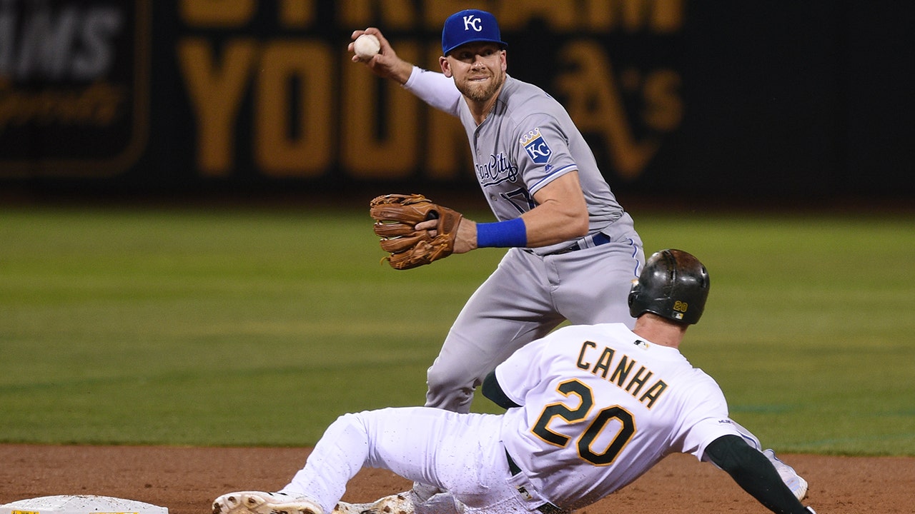 Royals' Dozier tests positive for COVID-19 before exhibition