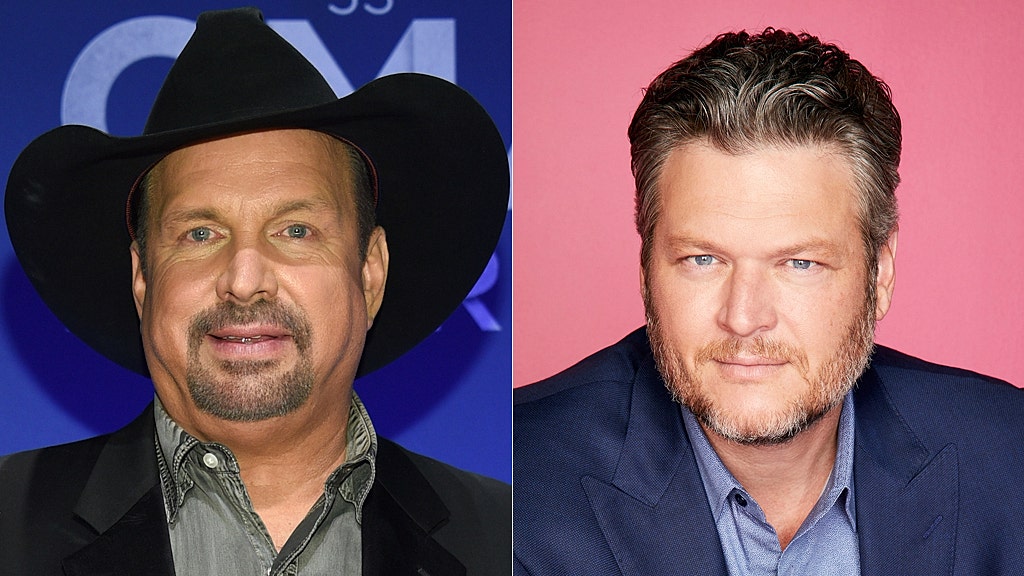 Blake Shelton Reacts to Garth Brooks “Artist of the Year” “CMA