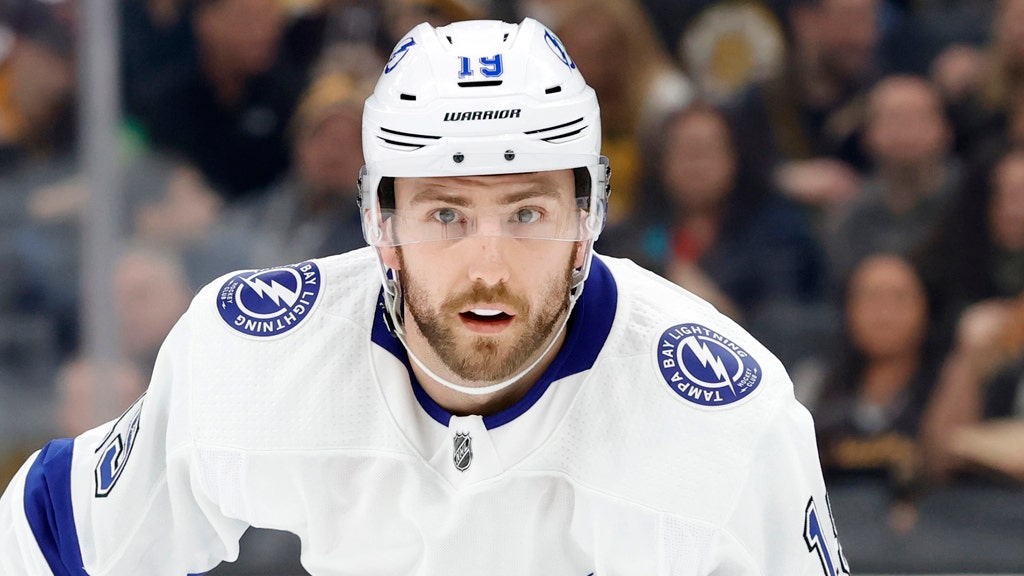 Lightning's Barclay Goodrow delivers vicious hit to Bruins' Anders ...