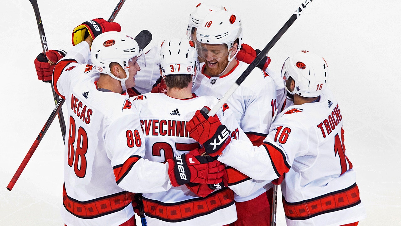 Hamilton helps Carolina beat Boston 3-2, tie series 1-1