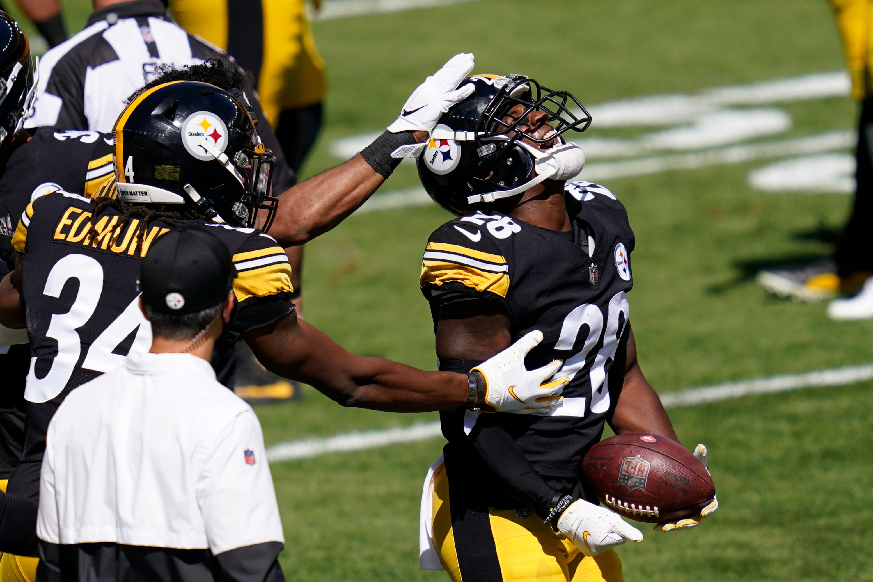 Steelers knock out Lock, hold off Driskel, Broncos 26-21