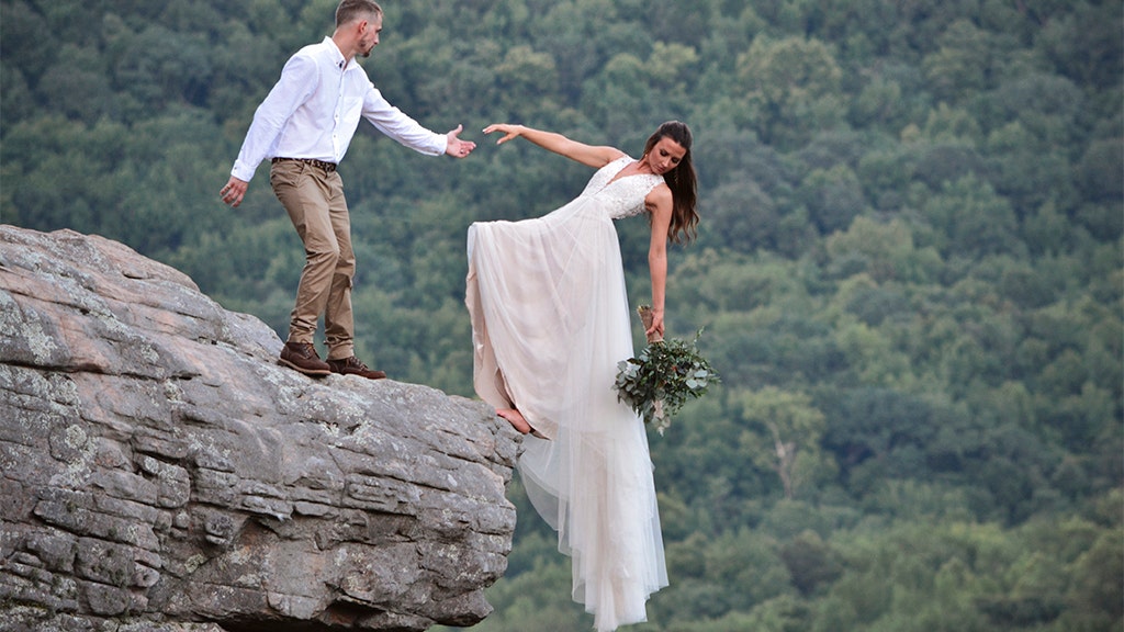 Arkansas Couple Poses On Cliff Edge In Extreme Wedding Photo Shoot Newstower Latest India