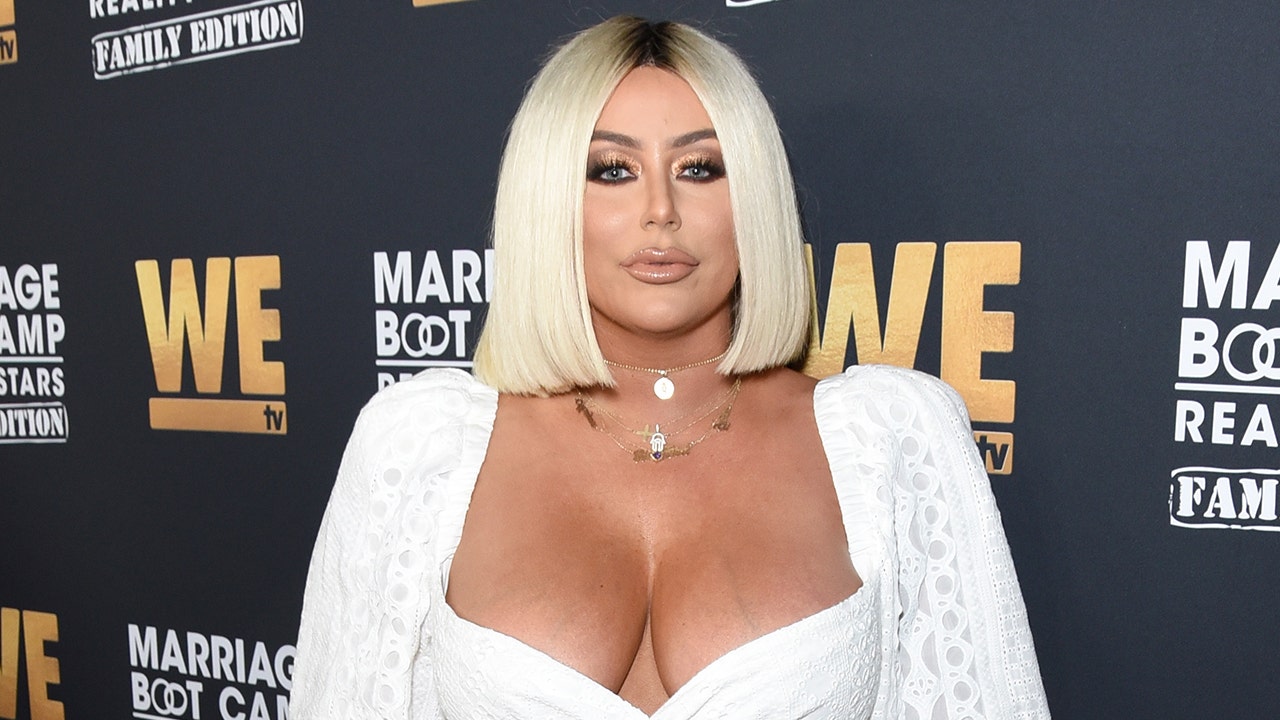 Aubrey O’Day claps back at fans claiming she photoshops her figure, after u...