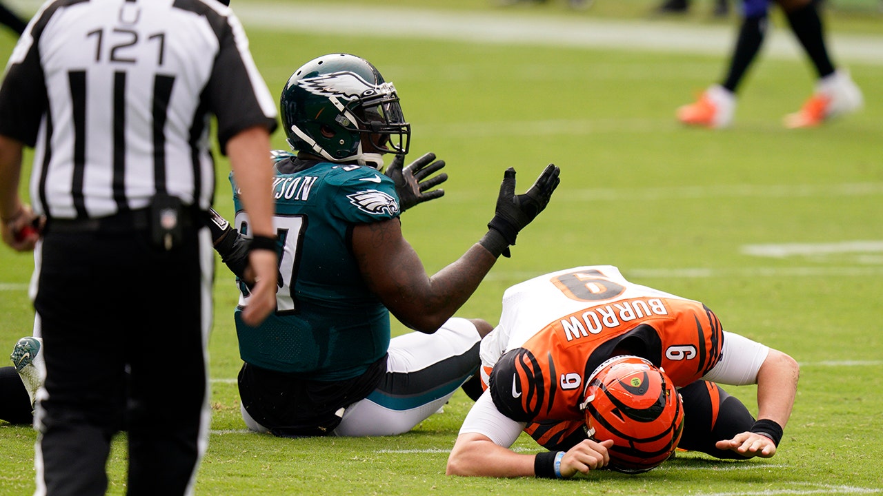 Bengals' Joe Burrow gets leveled by Eagles defensive lineman