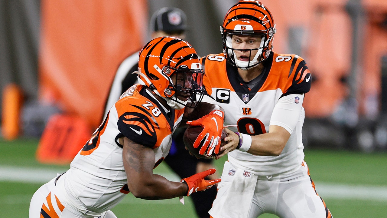 Bengals' Joe Burrow fires first career TD pass, gets LeBron James' praise