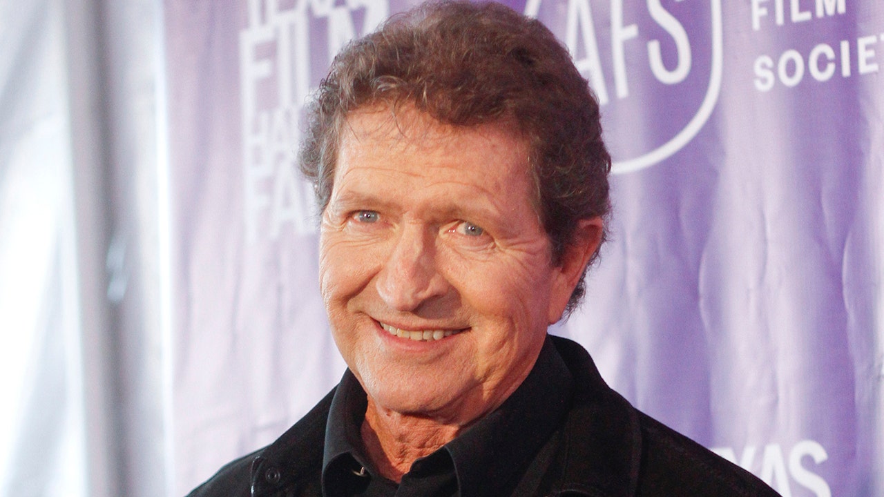 Mac Davis, country singer known for writing popular Elvis Presley hits, dead at 78 - Fox News